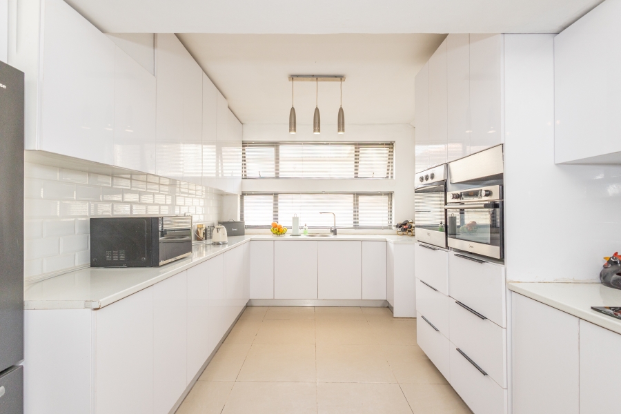 6 Bedroom Property for Sale in Jakarandas Western Cape
